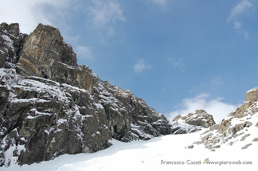 03 Il rifugio spunta dalle rocce.jpg